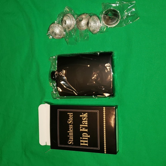 5 Stainless Steel Hip Flasks with 5 Steel Funnels New In Box - Picture 1 of 7